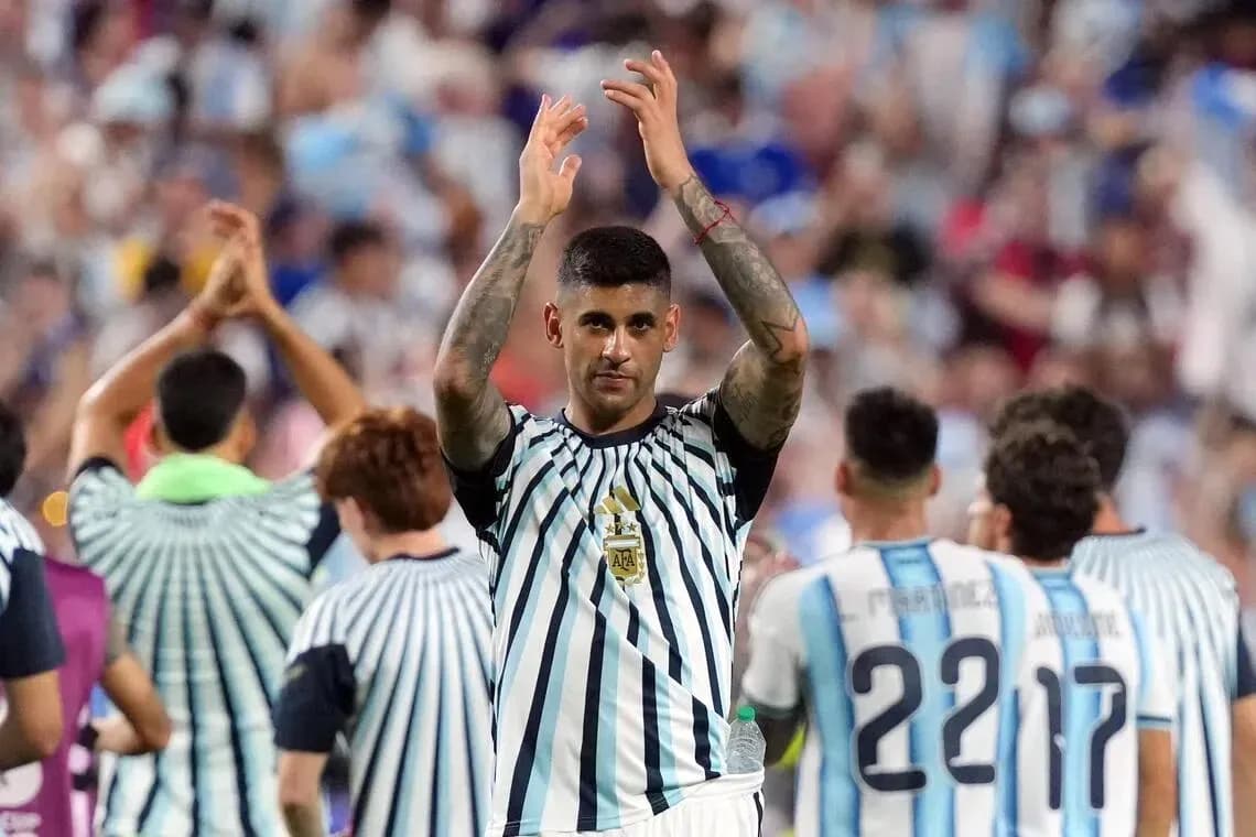 Jugador aplaudiendo tras el partido con compañeros