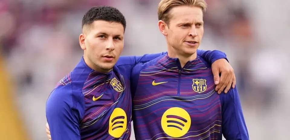 Dos jugadores de Barça posando en el campo