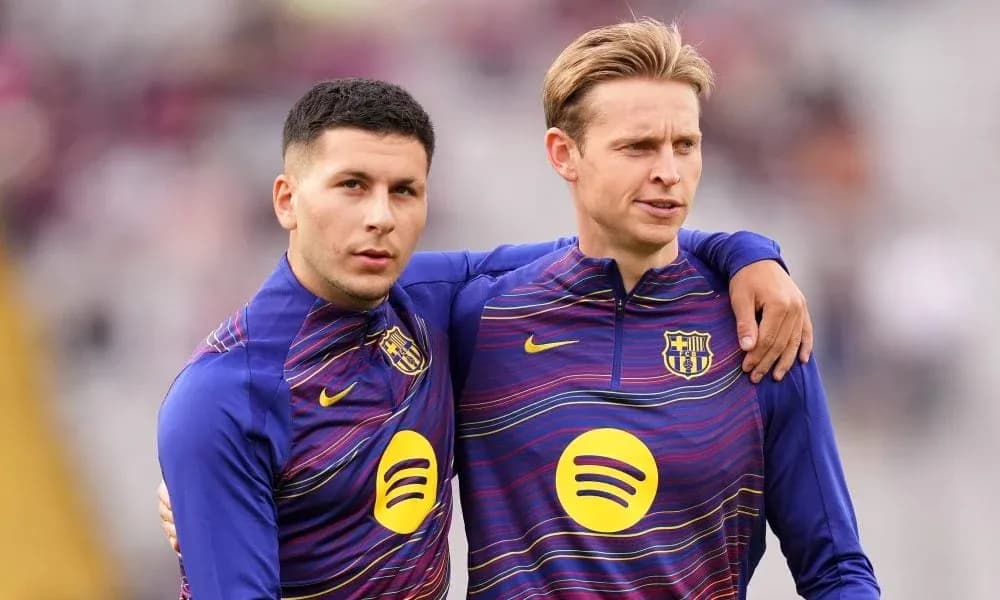 Dos jugadores de Barça posando en el campo