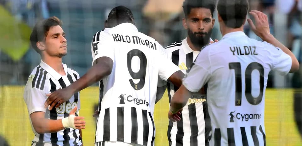 Jugadores de Juventus celebrando un gol en el campo