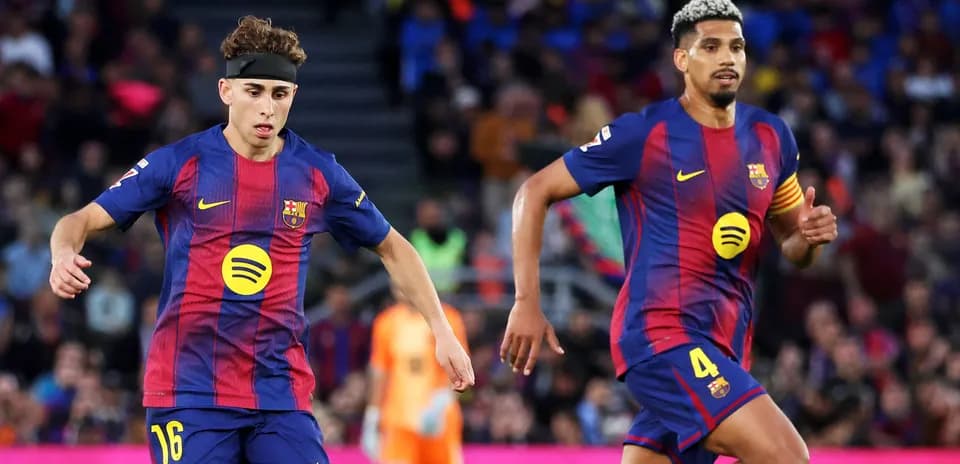 Jugadores del FC Barcelona corriendo durante el partido