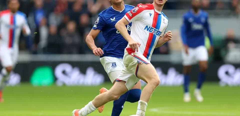 Un jugador de Crystal Palace corriendo con el balón