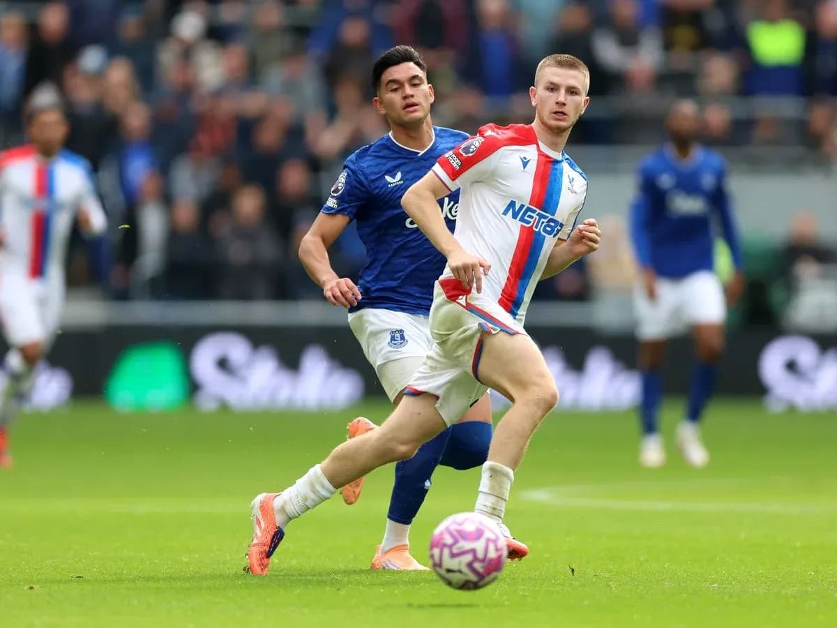 Un jugador de Crystal Palace corriendo con el balón