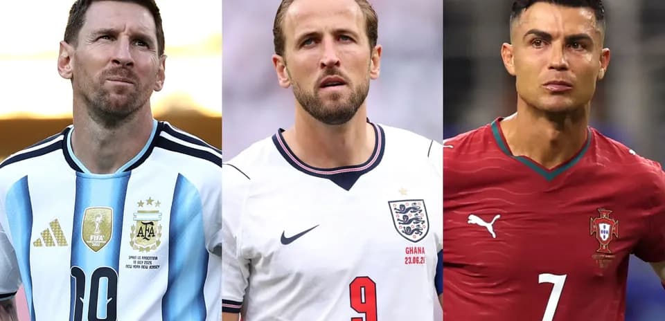 Tres jugadores de fútbol en uniforme de sus selecciones