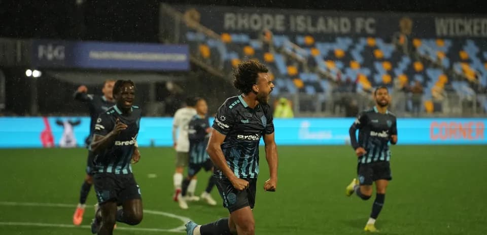 Jugador celebrando un gol en el partido