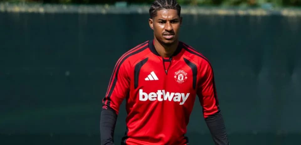 Jugador de Manchester United entrenando en campo