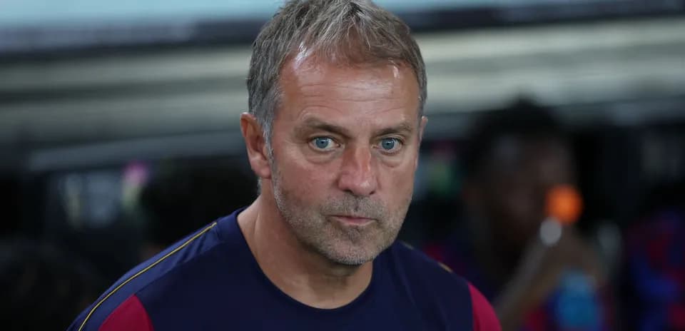 Entrenador observando el partido desde el banquillo