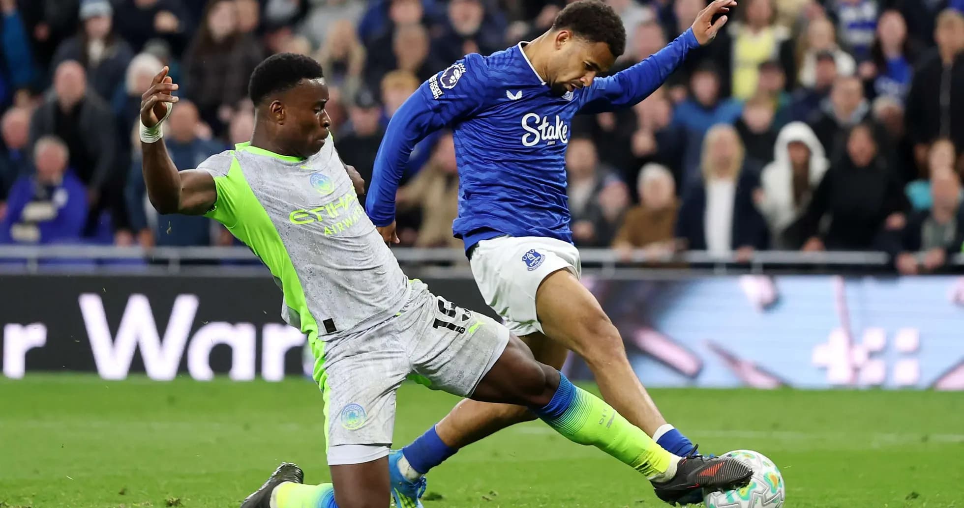 Jugador de Everton y Manchester City en acción