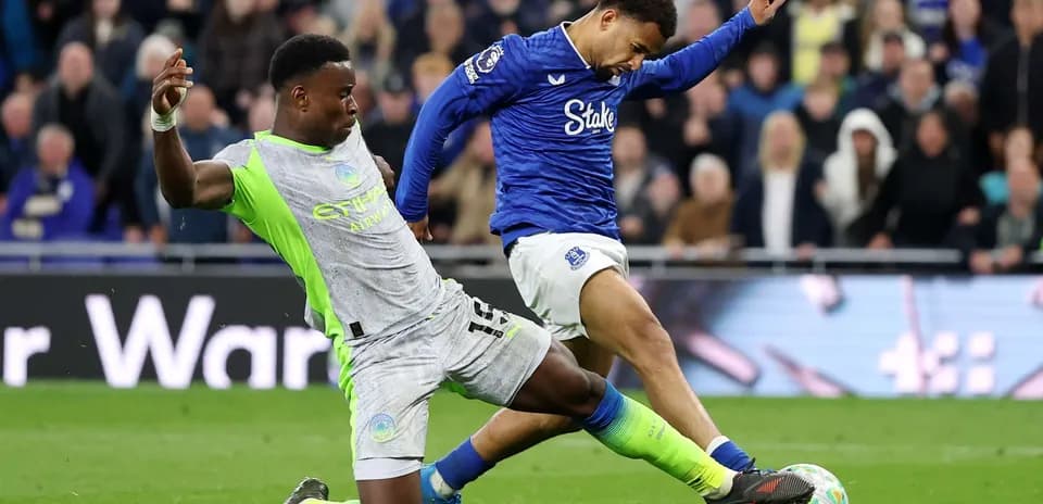 Jugador de Everton y Manchester City en acción