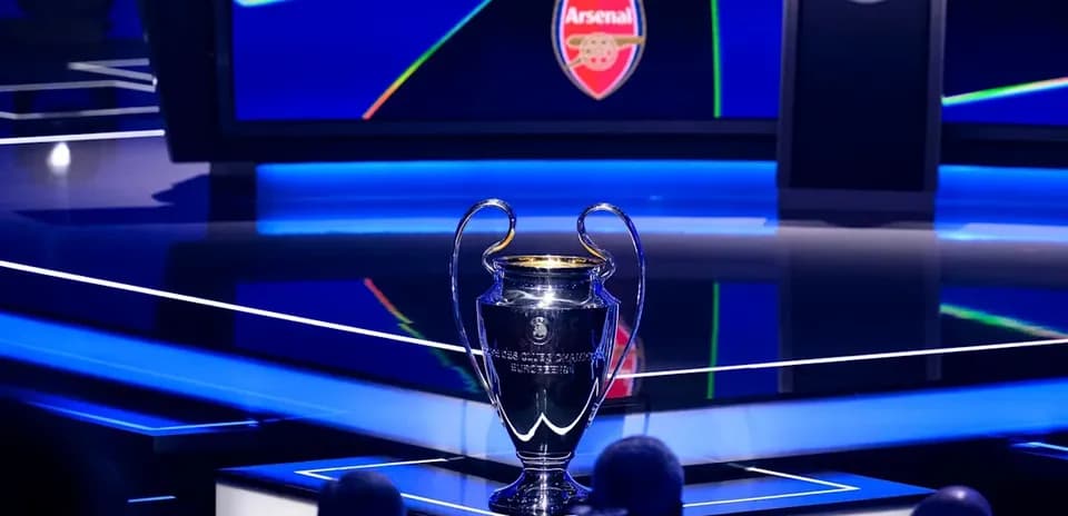 Trofeo de la UEFA Champions League con logo de Arsenal