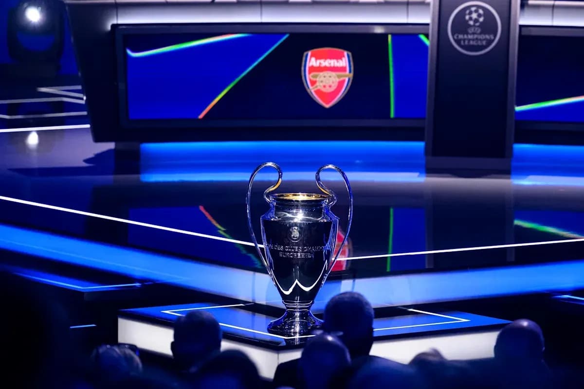 Trofeo de la UEFA Champions League con logo de Arsenal