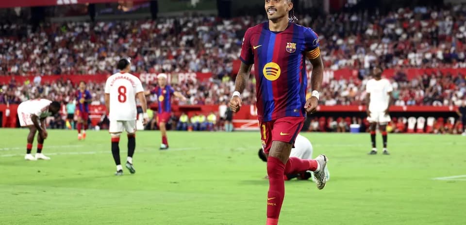 Jugador de Barcelona celebra un gol en Sevilla