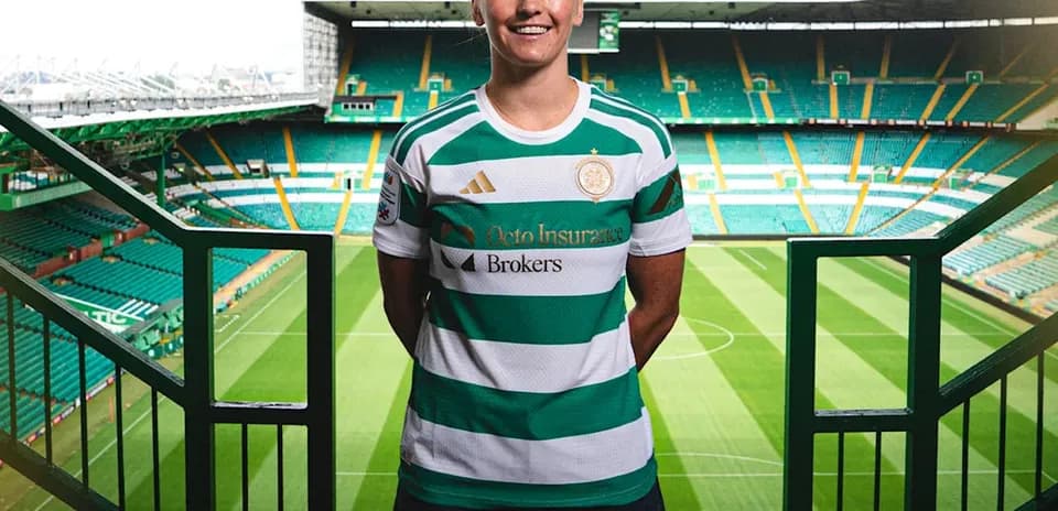 Jugadora de fútbol posando en estadio vacío