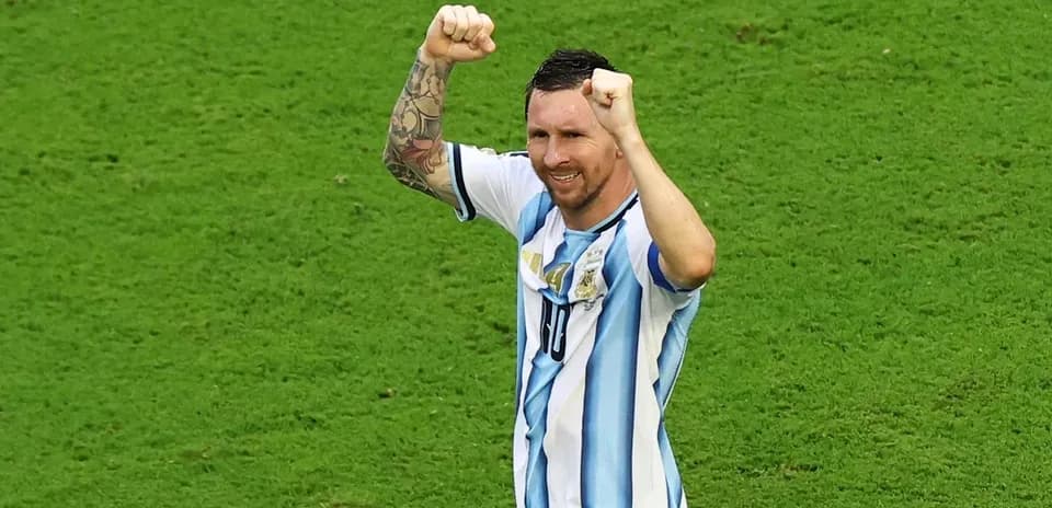 Jugador de Argentina levantando los puños en celebración
