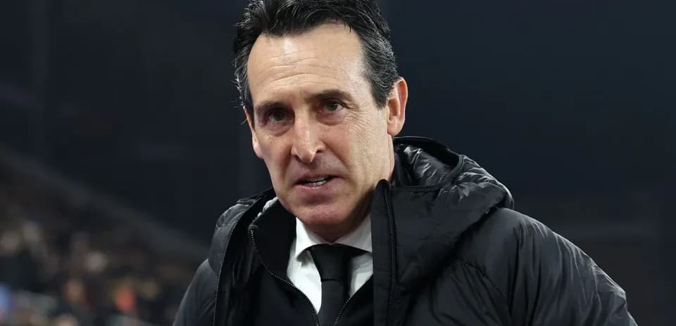 Entrenador en el banquillo durante el partido