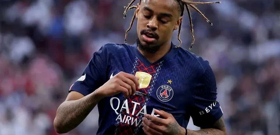 Jugador del PSG ajustando su medalla en el pecho