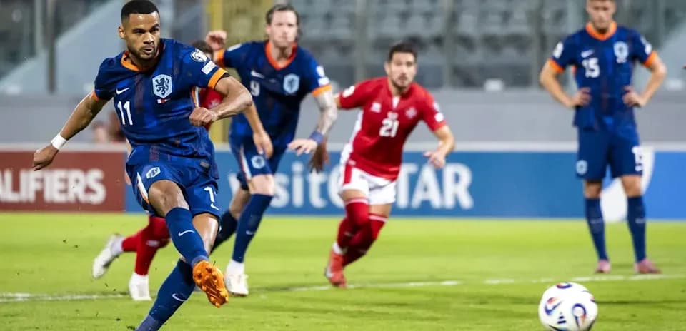 Jugador ejecutando un penalti durante el partido