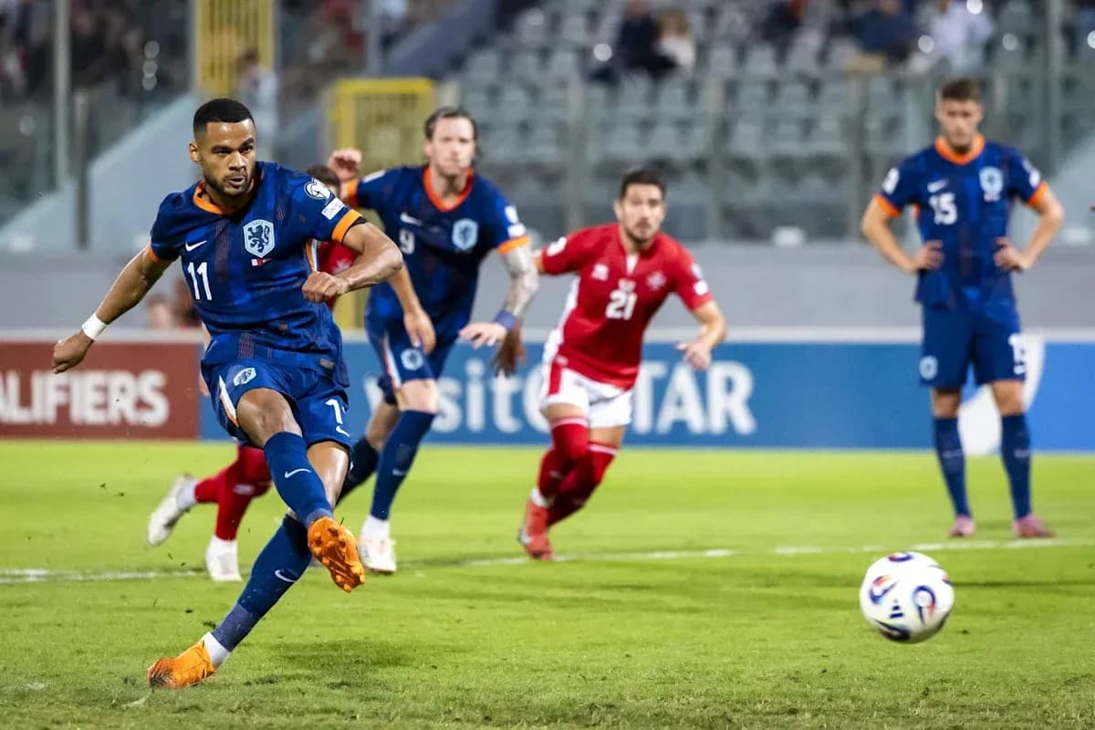 Jugador ejecutando un penalti durante el partido