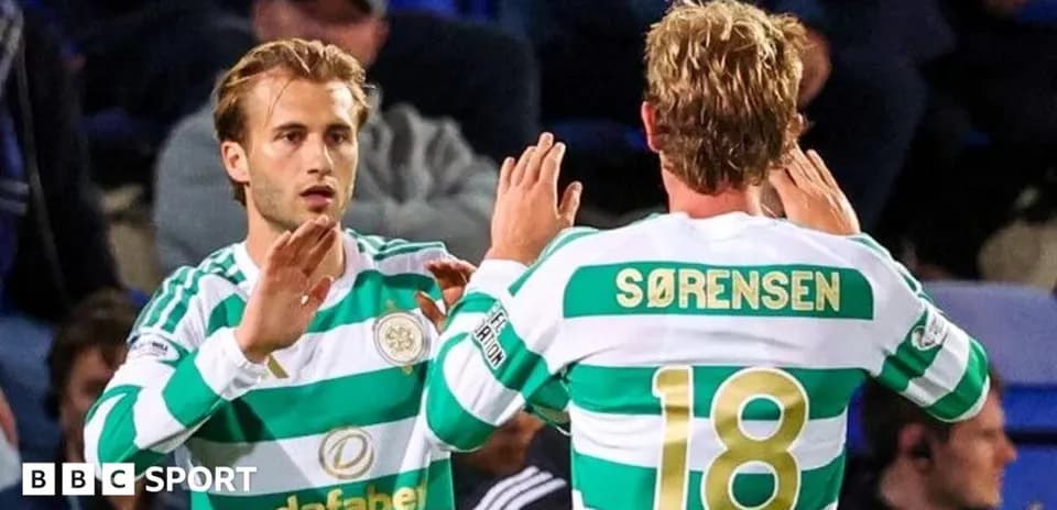 Jugadores de Celtic intercambiando saludos en el campo