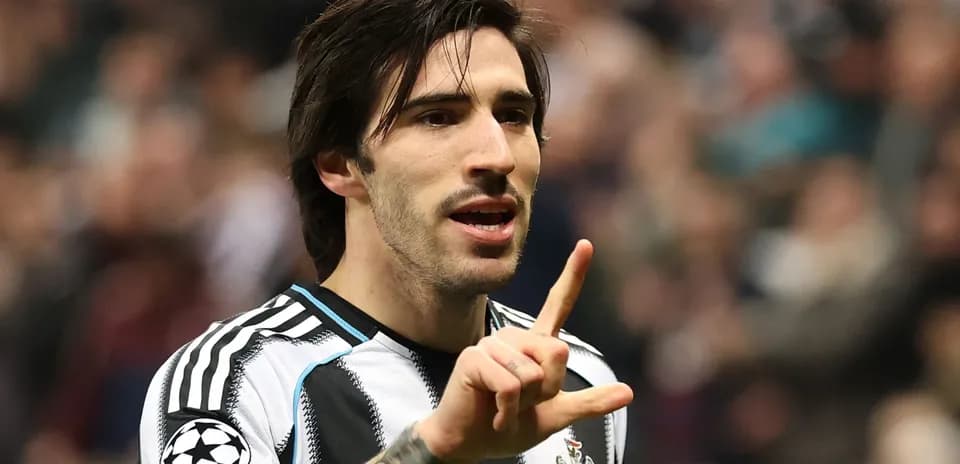 Jugador de Newcastle celebrando con gesto durante partido