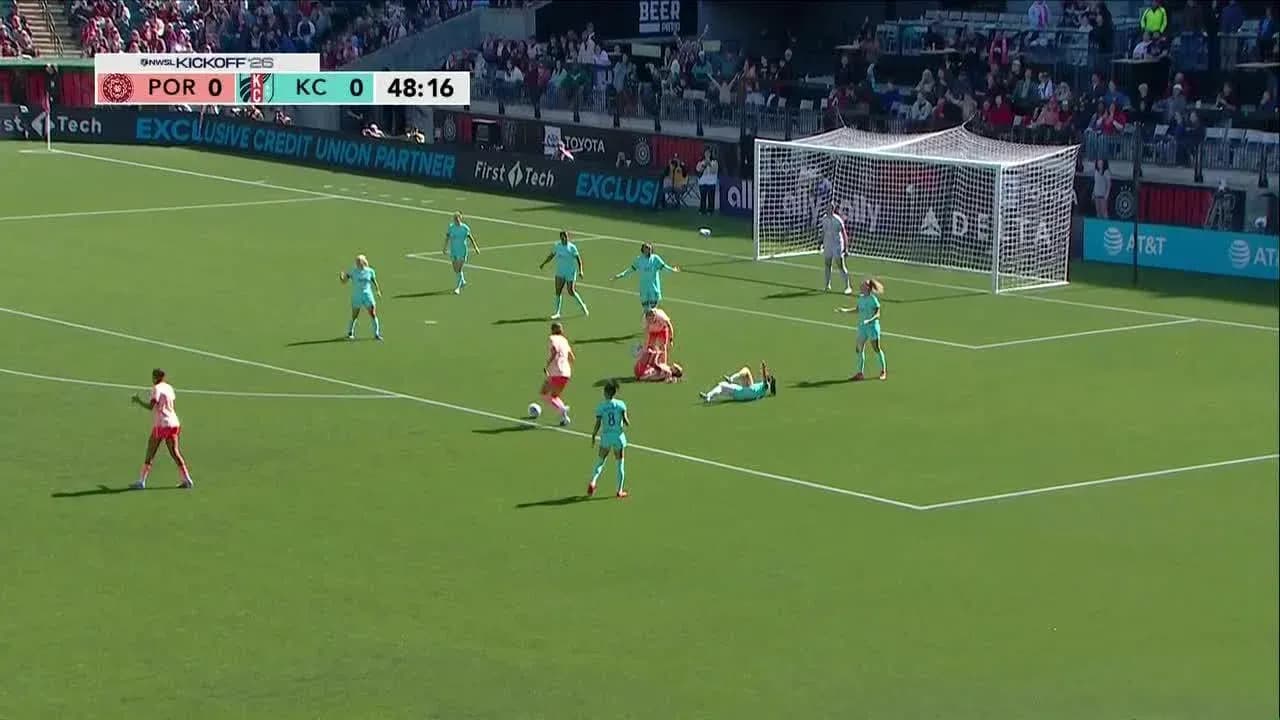 Jugadora de Kansas City controla el balón