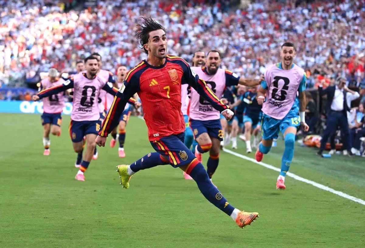 Jugador de España celebra un gol con compañeros