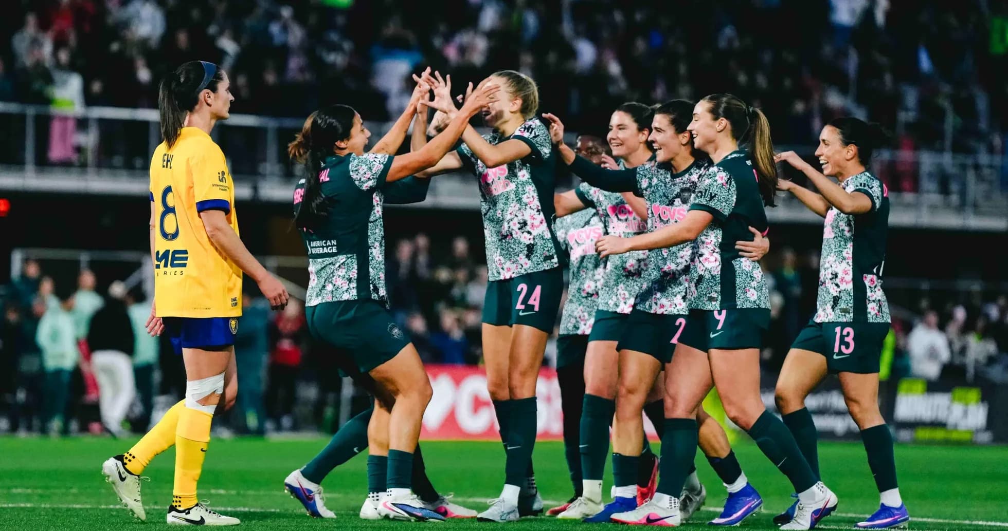 Jugadoras del Seattle Reign celebrando un gol