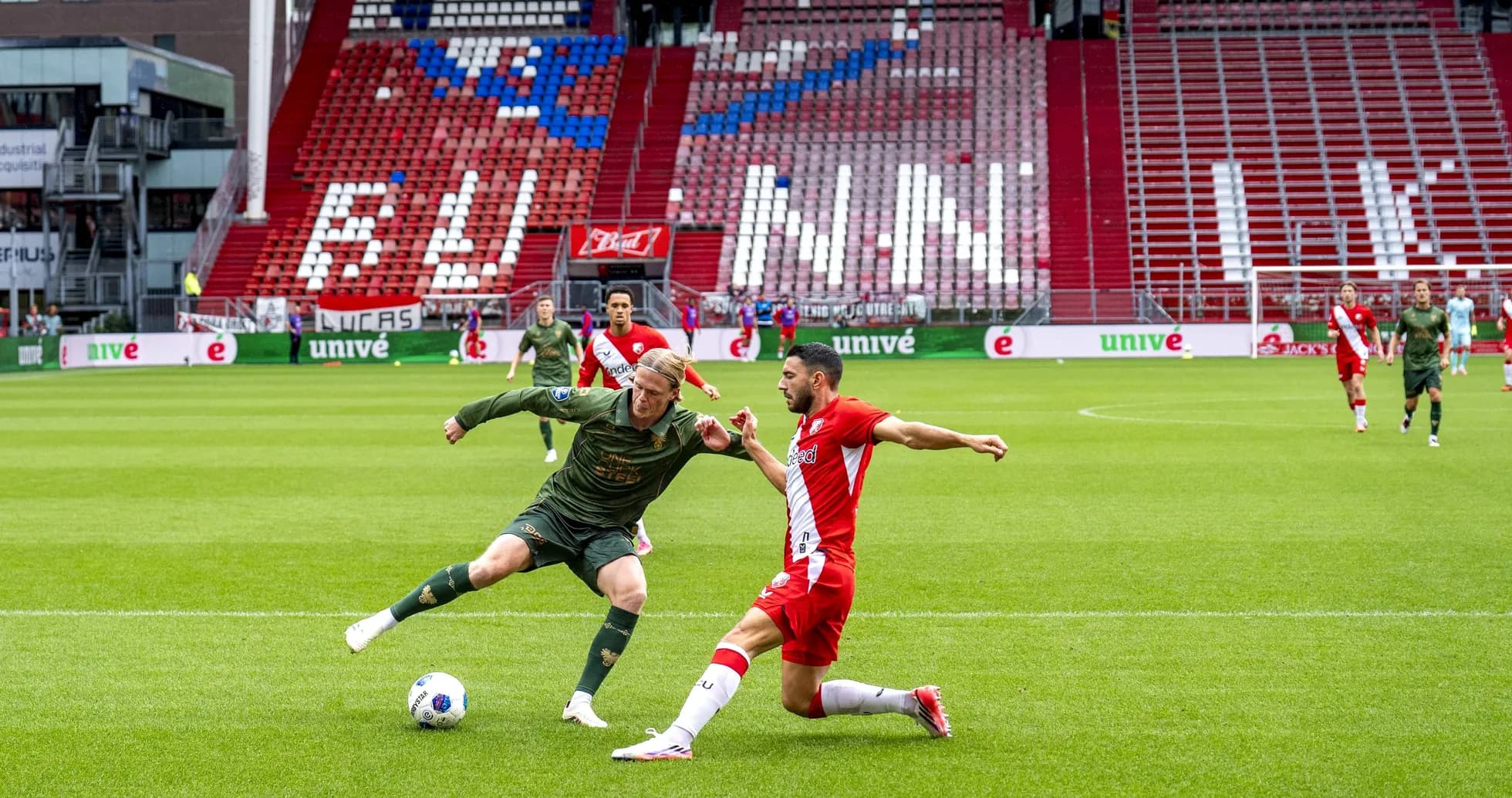 Jugador intentando driblar mientras es tackleado