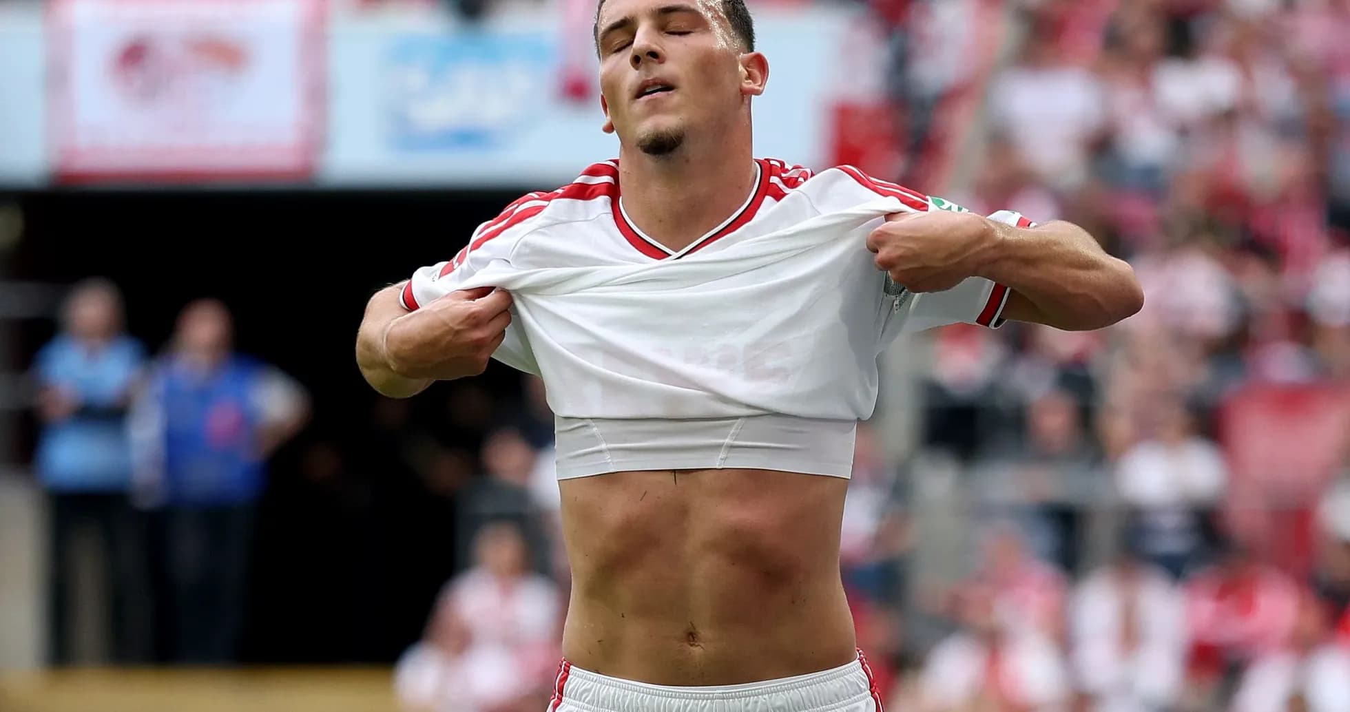 Jugador levantando su camiseta en el campo