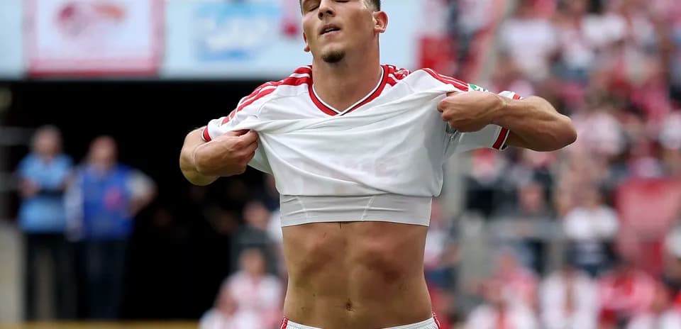 Jugador levantando su camiseta en el campo