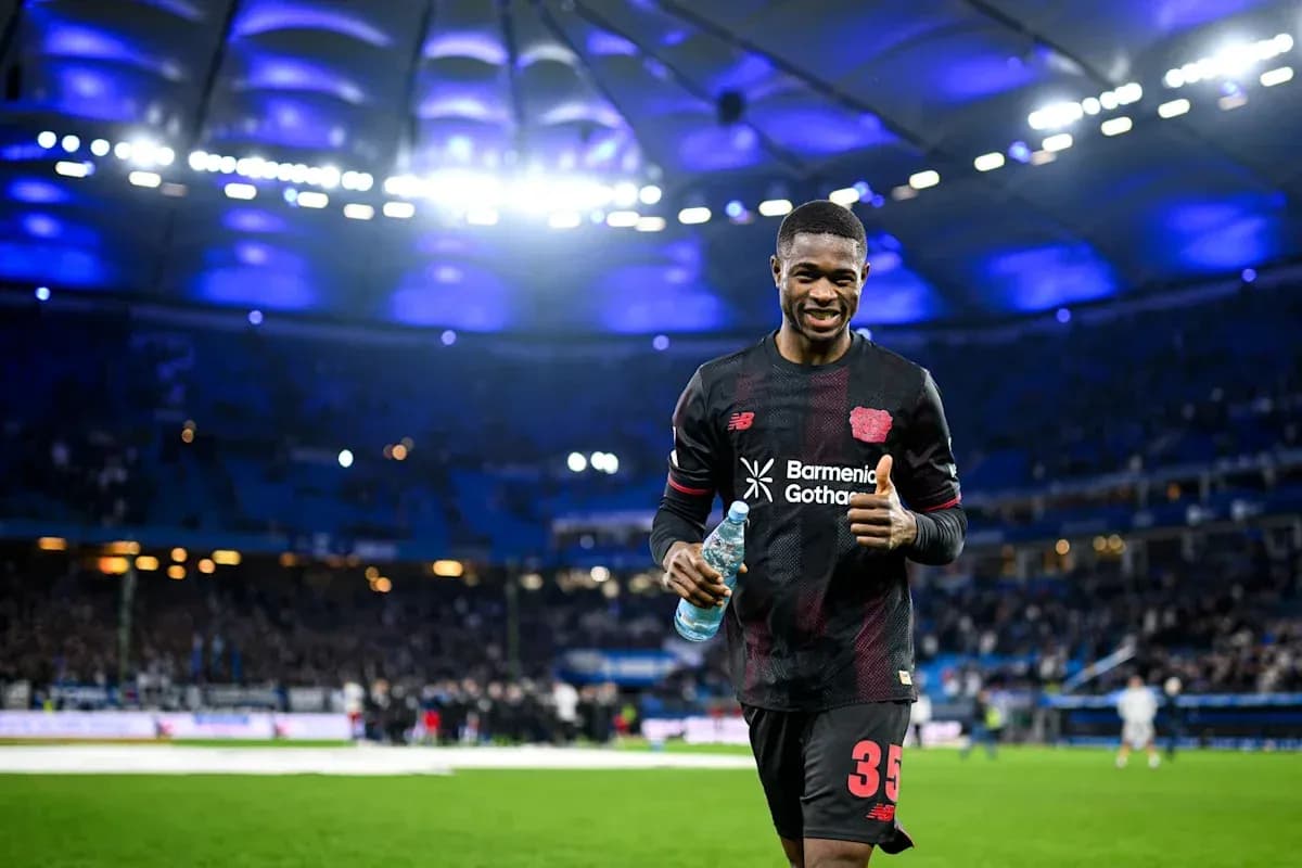 Jugador sonriendo y sosteniendo agua en el campo