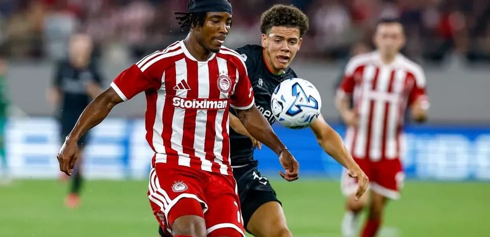 Jugador de Olympiakos compitiendo por el balón