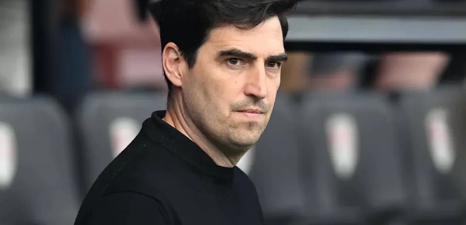 Entrenador observando desde el banquillo durante el partido