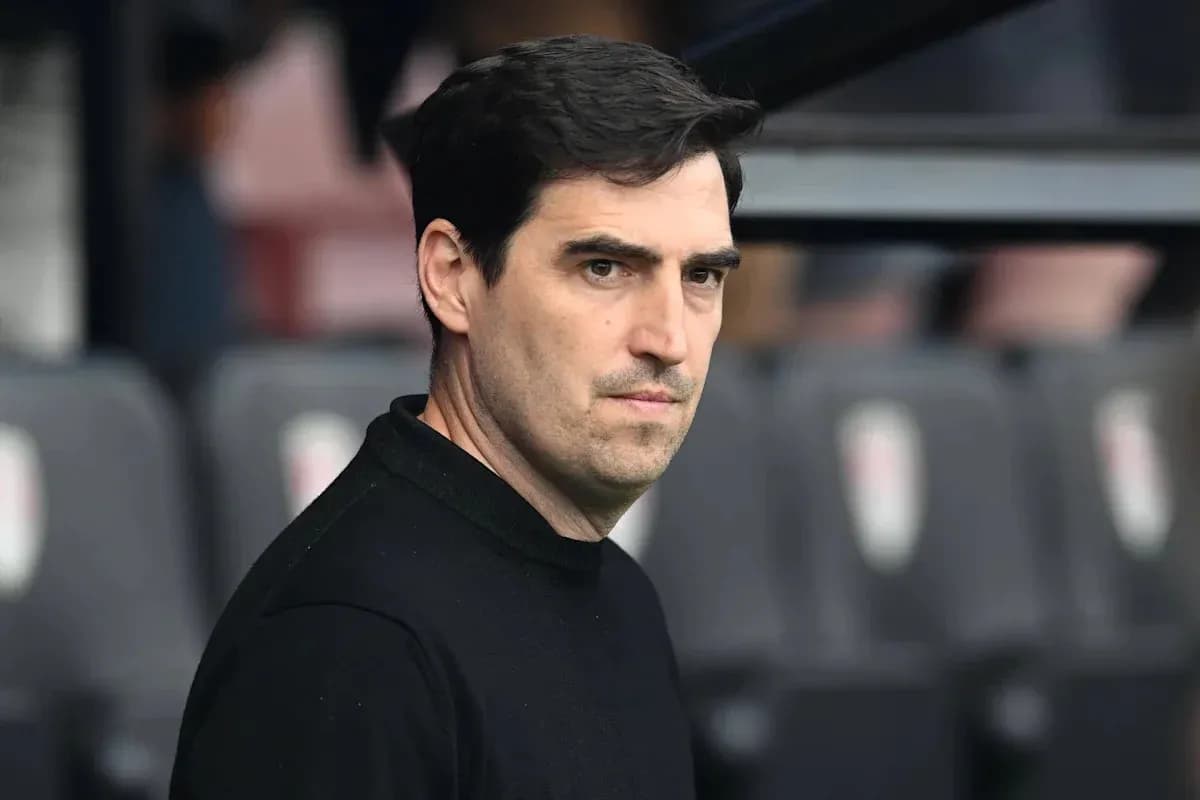 Entrenador observando desde el banquillo durante el partido