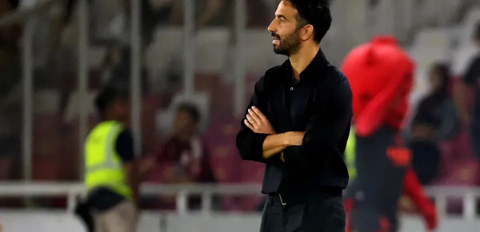 Entrenador observando el partido desde la línea de banda