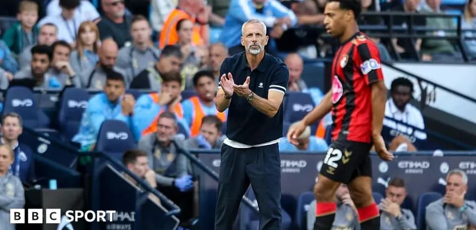 Entrenador dirigiendo a su jugador durante el partido