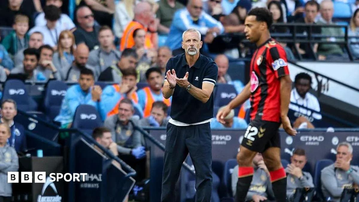 Entrenador dirigiendo a su jugador durante el partido