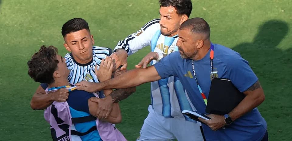 Jugadores involucrados en un altercado en el campo