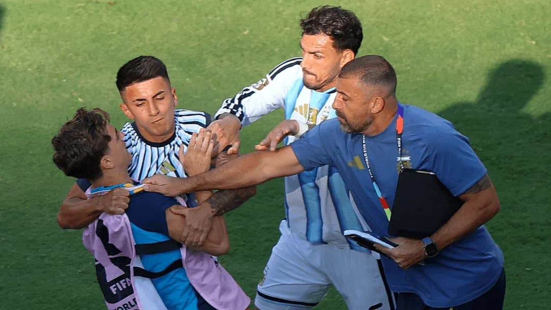 Jugadores involucrados en un altercado en el campo