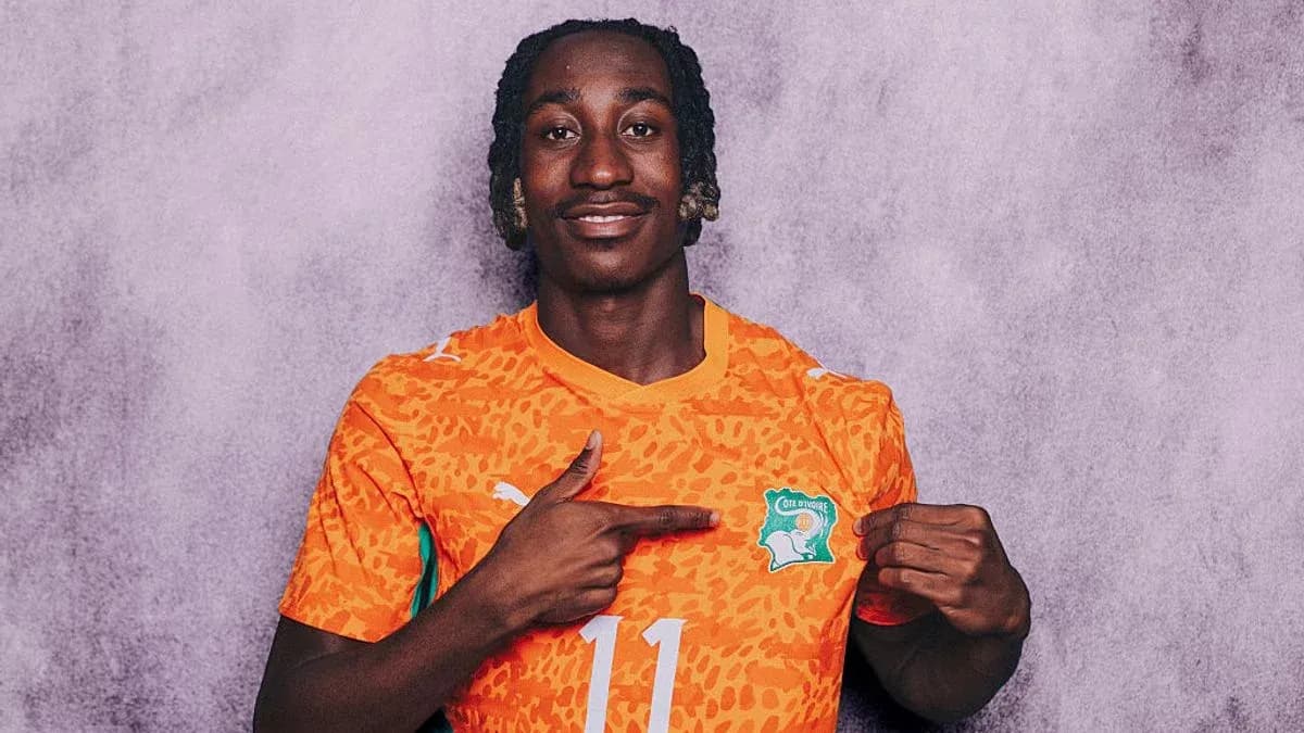 Jugador mostrando el escudo de Costa de Marfil