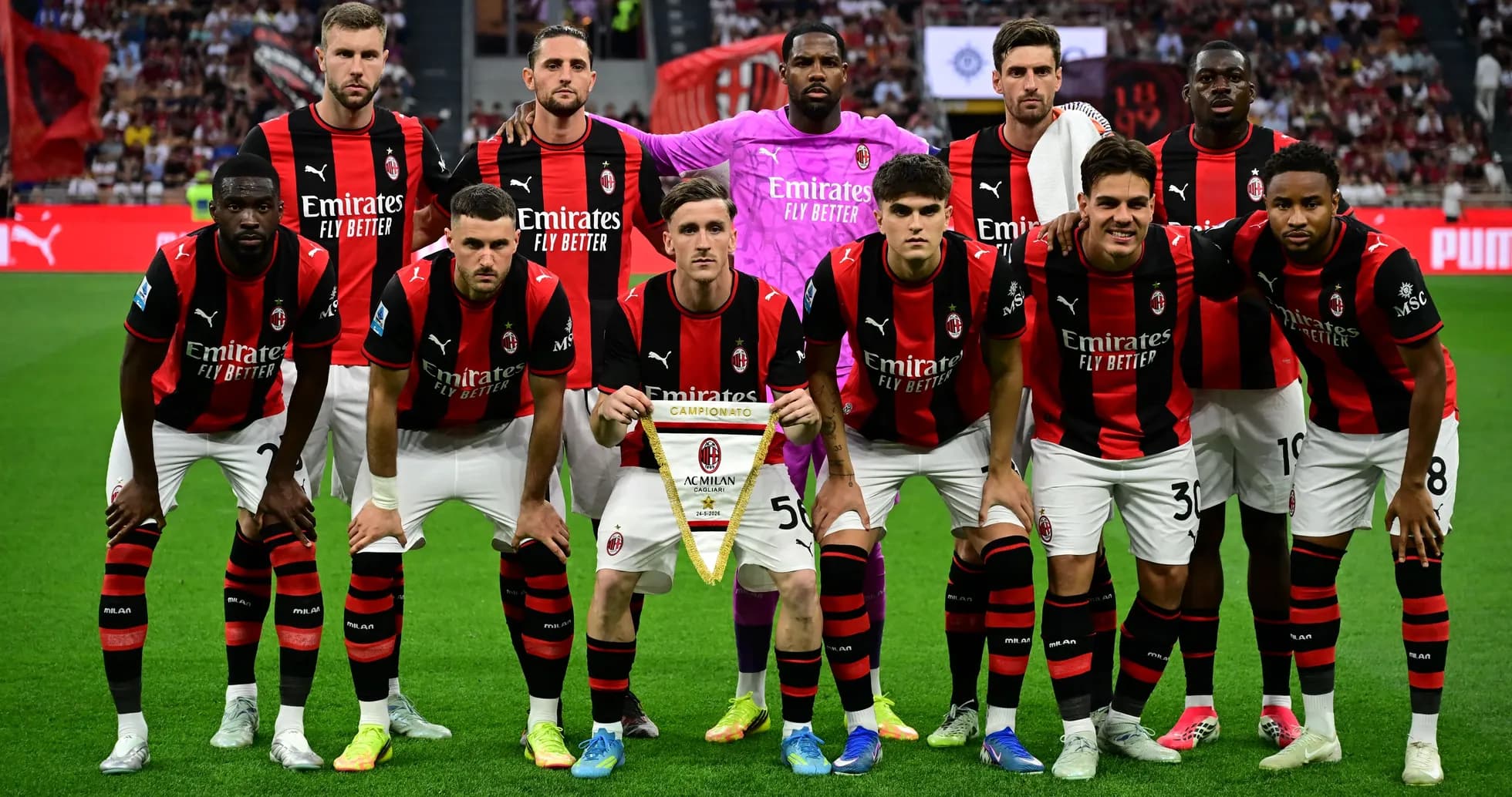 Jugadores de AC Milan posando con trofeo