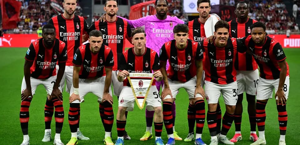 Jugadores de AC Milan posando con trofeo
