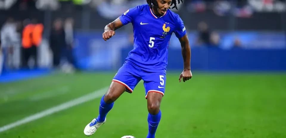 Jugador de Francia driblando en el campo de fútbol