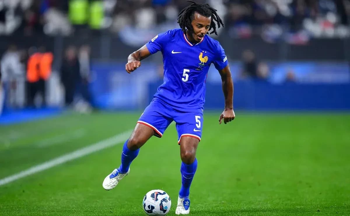 Jugador de Francia driblando en el campo de fútbol