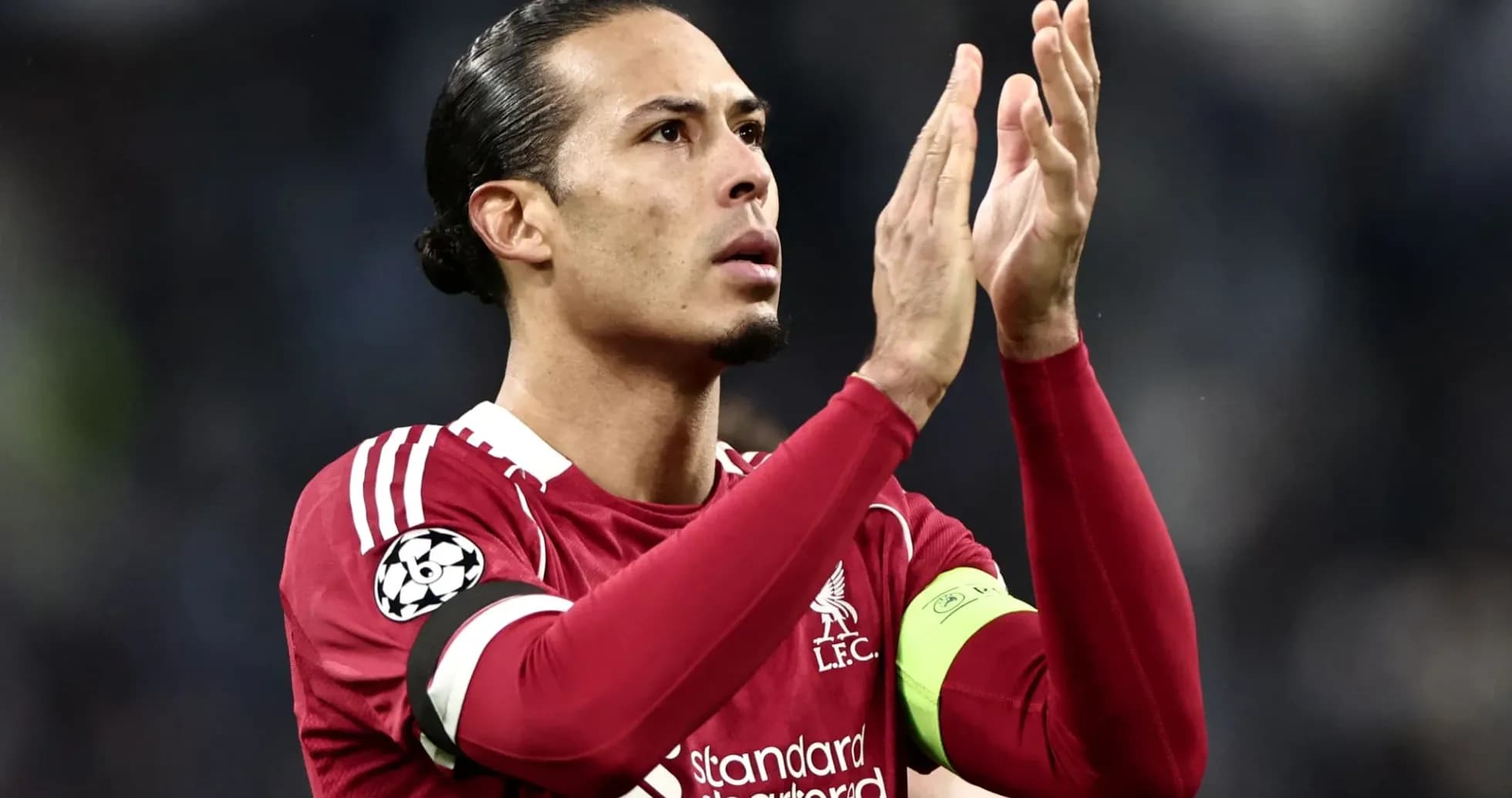 Jugador de Liverpool aplaudiendo en el campo