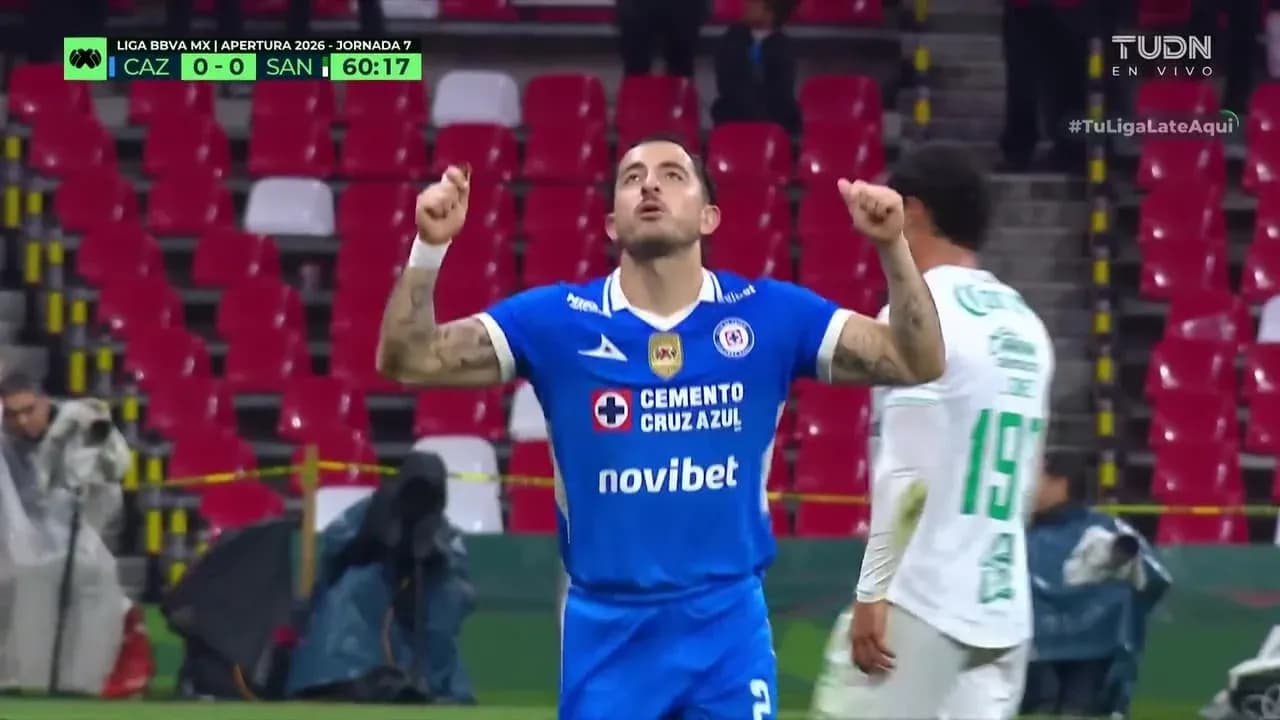Jugador de Cruz Azul celebra durante el partido