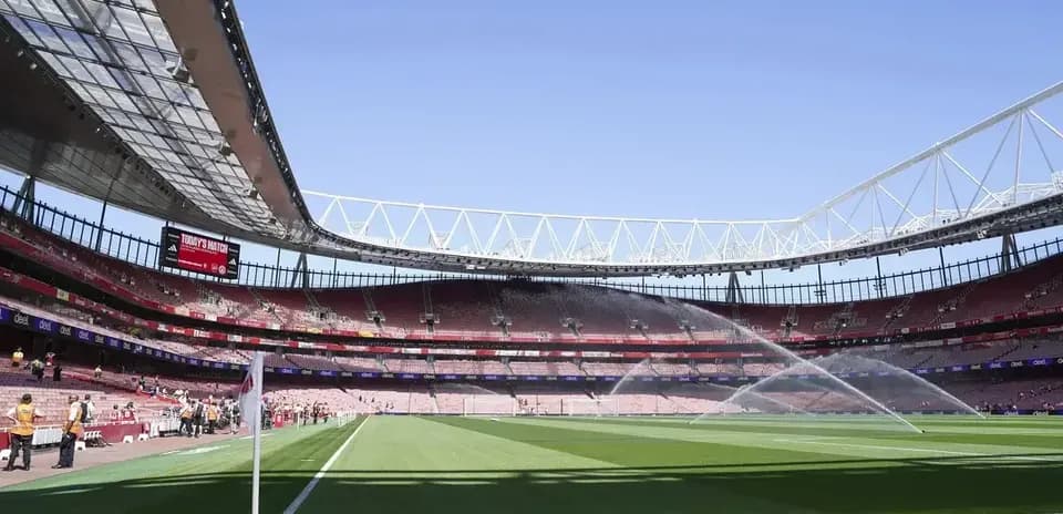 Estadio con césped y sistema de riego activado