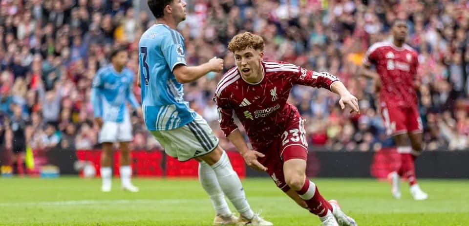 Jugador de Liverpool en acción contra Nottingham Forest