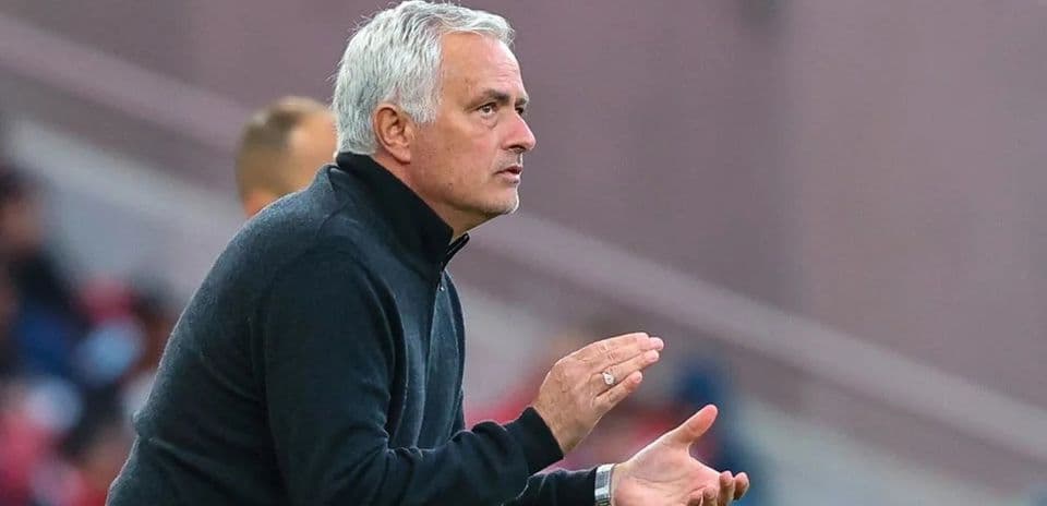 Entrenador gesticulando durante un partido