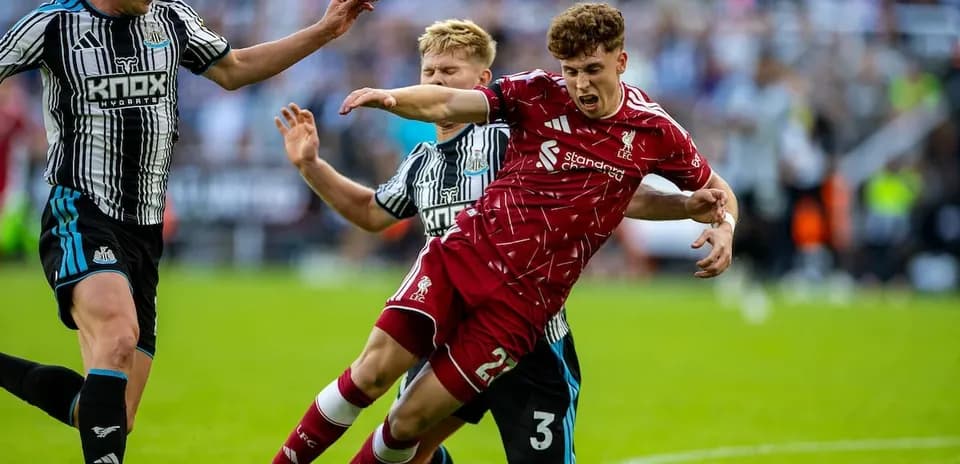 Jugador de Liverpool cae ante defensor de Newcastle